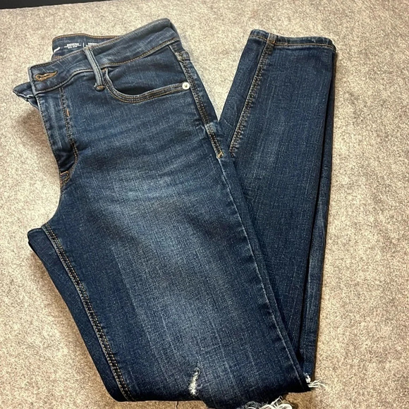 Old Navy  Rockstar Supper Skinny Mid Rise Jeans, Size 4. - Picture 1 of 9